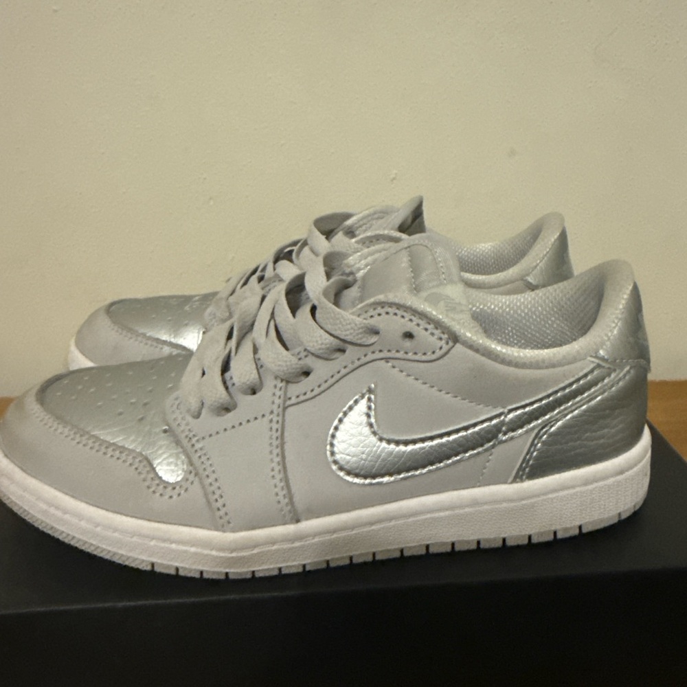 Jordan 1 low Metallic Silver Sneakers